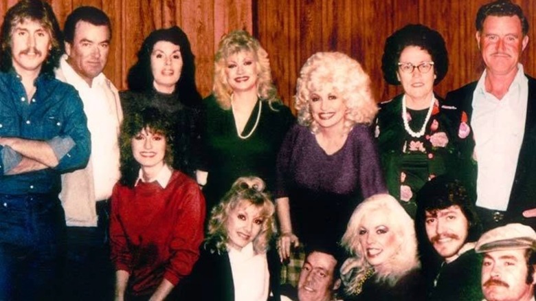 Dolly Parton is photographed with her entire family, including all her siblings and her parents.
