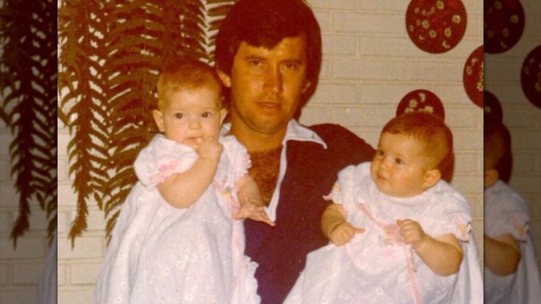 Valdir Bündchen holds his twin daughters