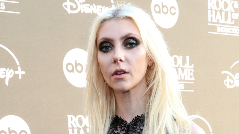 Taylor Momsen with smokey eyes