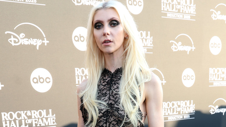 Taylor Momsen with smokey eyes