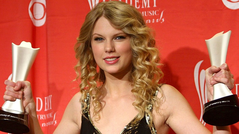 Taylor Swift with curly hair
