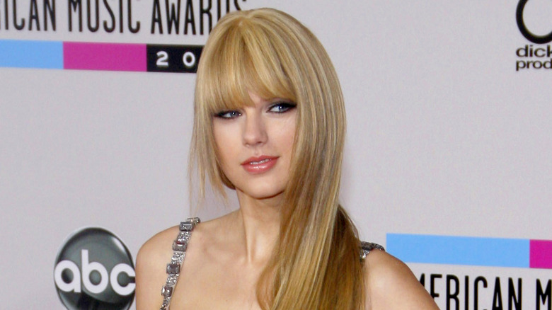 Taylor Swift straight hair with bangs