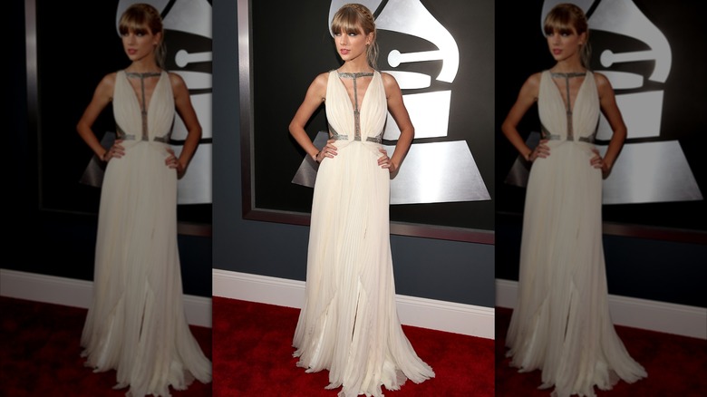 Taylor Swift posing with her hands on her hips at the 2013 Grammy Awards