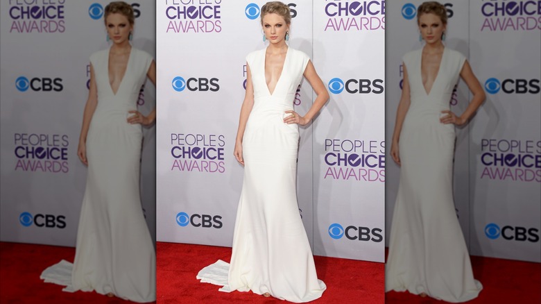 Taylor Swift poses at the 2013 People's Choice Awards