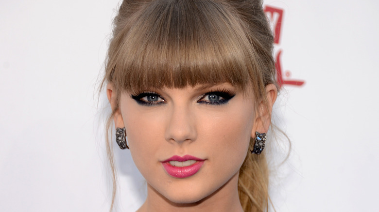 Taylor Swift smokey eyes pink lipstick