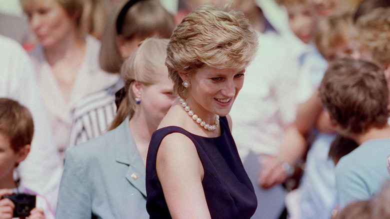 Princess Diana wearing a dress with a bateaux neck and pearls in Moscow, Russia