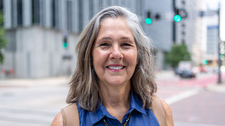 Woman with a gray one-length shoulder cut