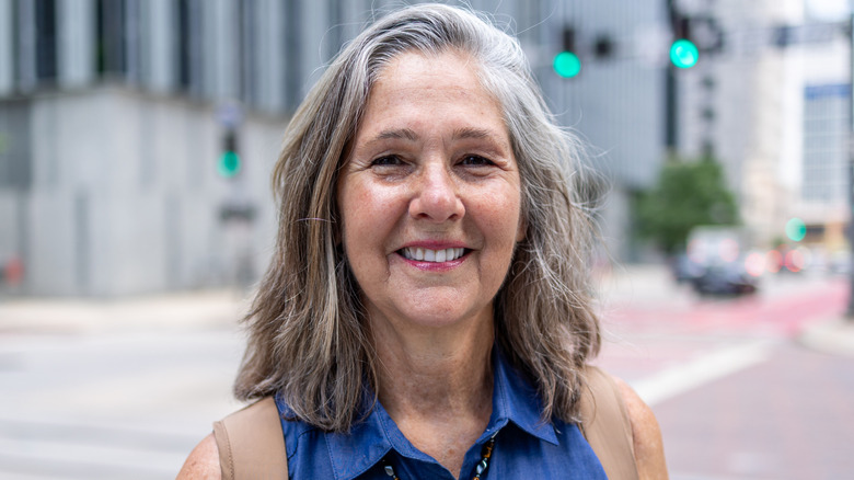 Woman with a gray one-length shoulder cut