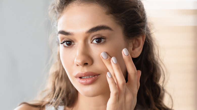 woman applying foundation