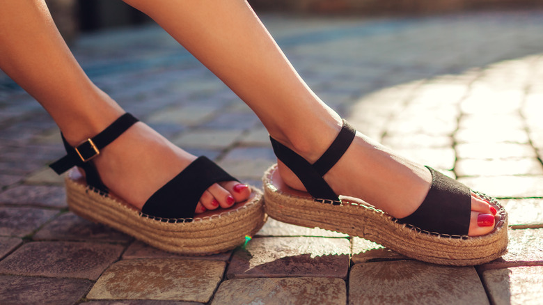 Platfrom espadrilles red toenails