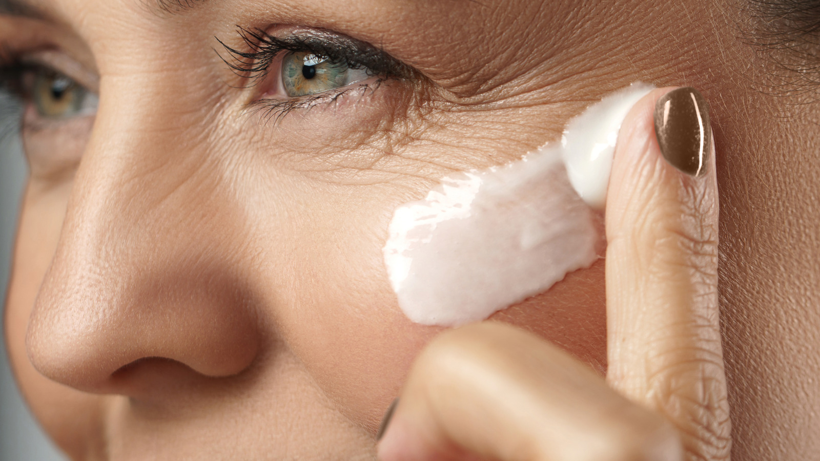 The Best Ways To Treat Crow's Feet Around Your Eyes Glam TrendRadars