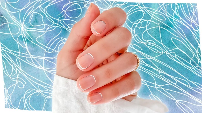 short nails with thin double-corner white lines