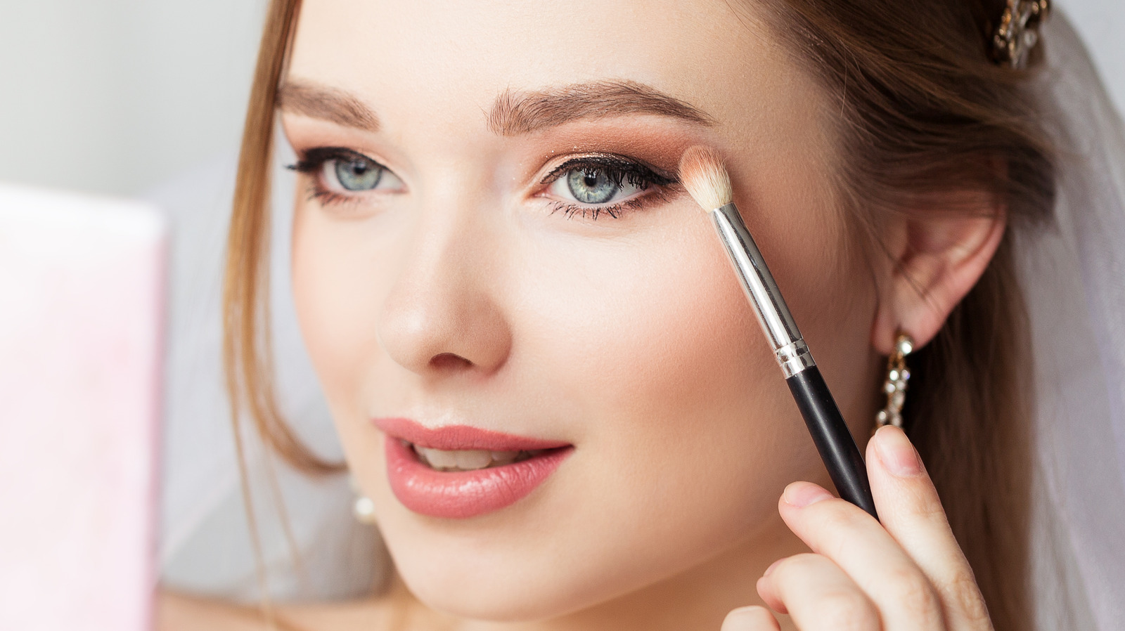 The Eyeshadow Tips That Will Give You The Appearance Of Bigger Eyes