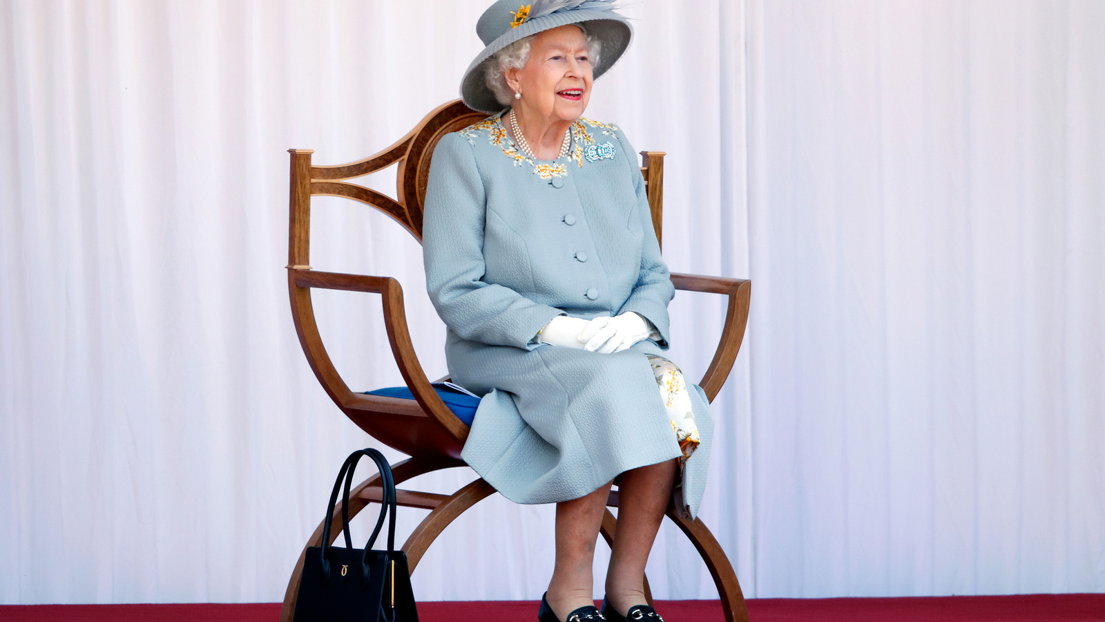 Queen Elizabeth's Favorite Handbag Brand is Launer - The Queen's Best  Accessory