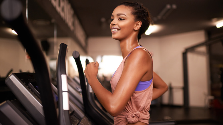 woman pumping arms on treadmill
