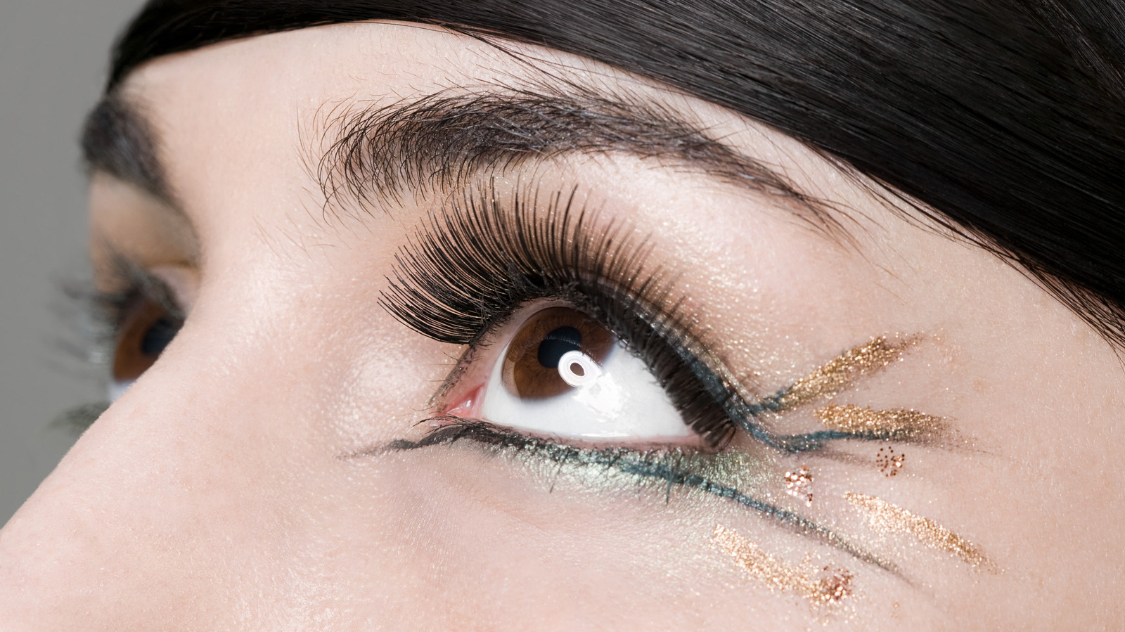 Graphic Liner with a Gold Touch  Eye makeup pictures, Creative