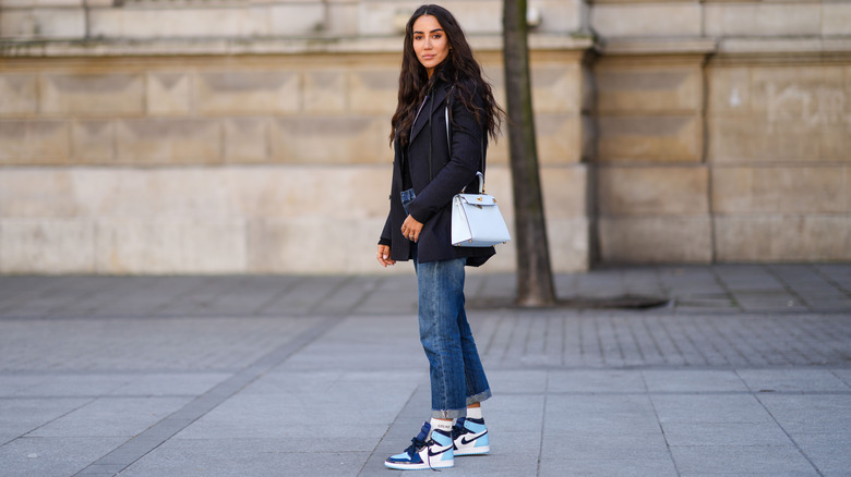 Cuffed jeans blue sneakers