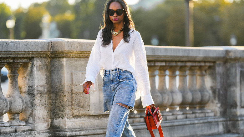 Woman wears minimalist outfit with jeans