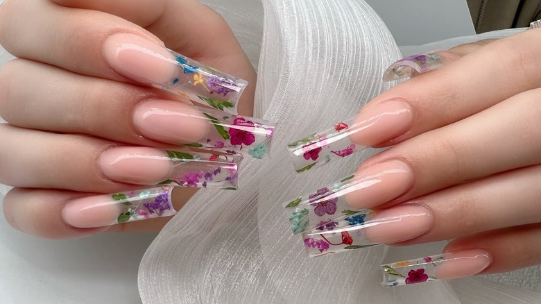 Dried flowers nail art trend