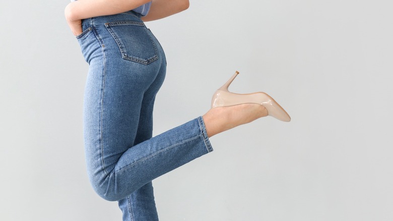 Tight jeans and nude shoe
