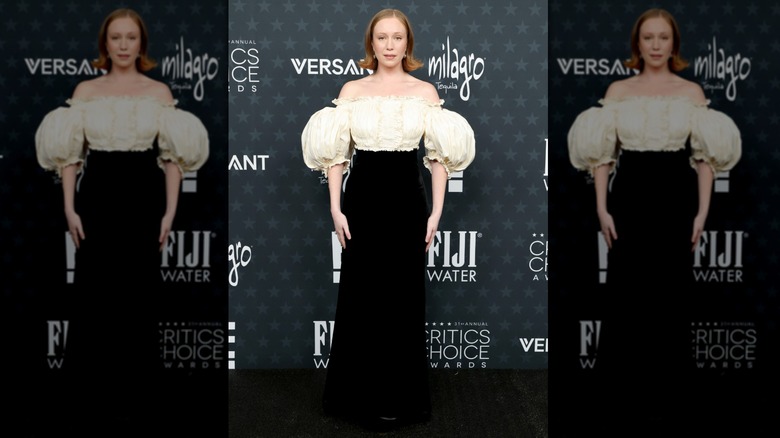 Hannah Einbinder poses for photos while wearing puffy sleeves