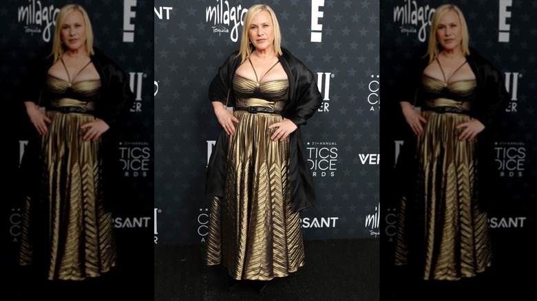 Patricia Arquette posing for photos with her hands on her hips