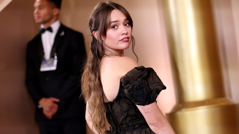 Aimee Lou Wood poses for photos at the 2026 Golden Globes