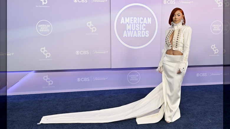 Mariah the Scientist arrives at the AMAs