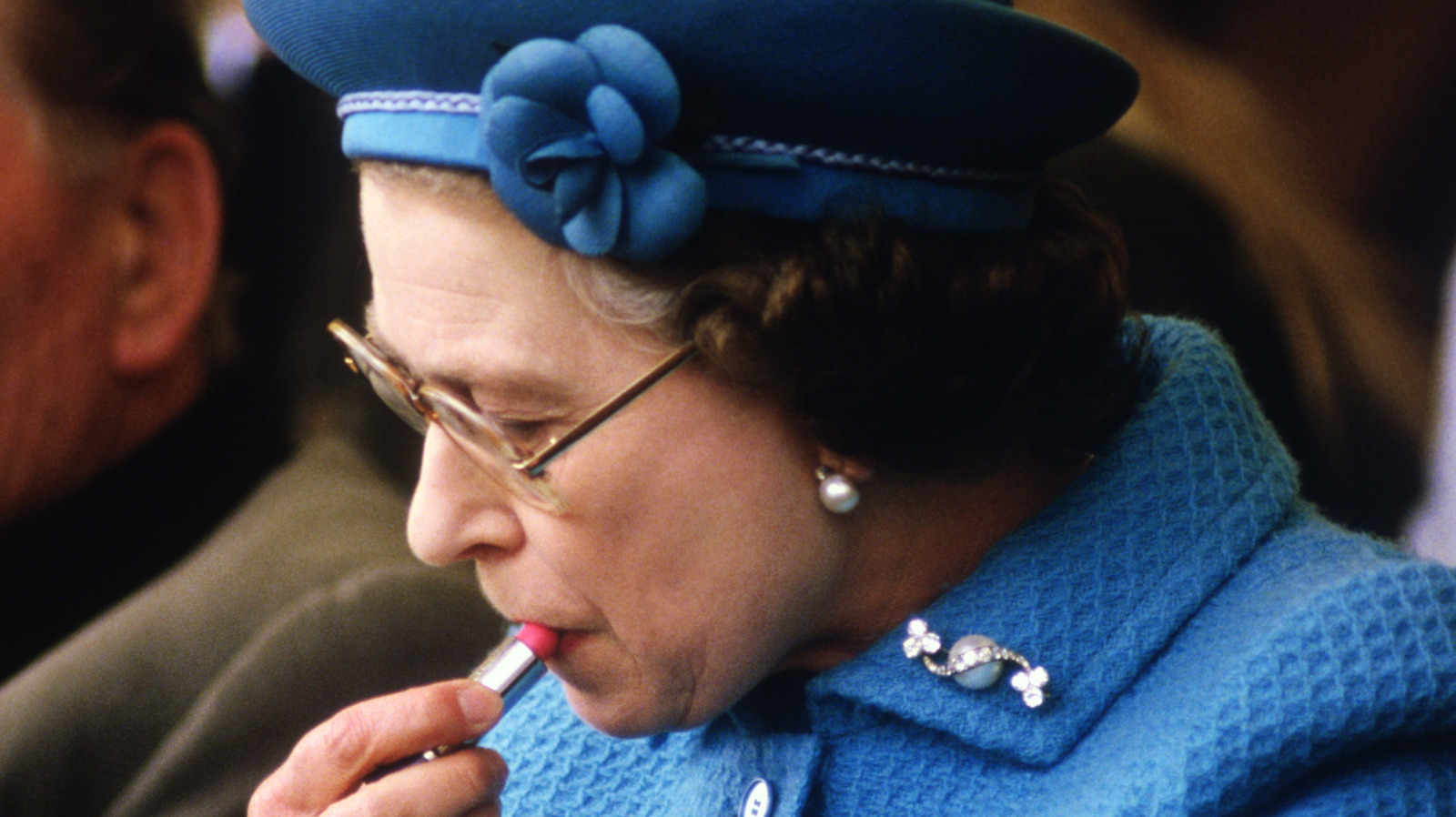 Queen Elizabeth's Go-To Nail Polish Color - wide 3