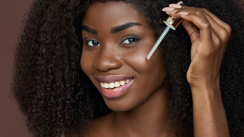 woman wearing bronzer on face