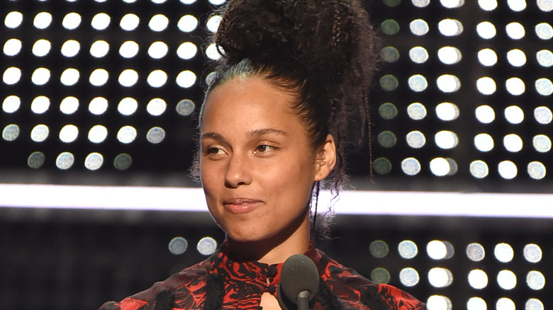 Alicia Keys makeup-free at the VMAs