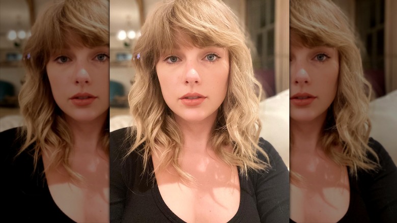 Taylor Swift no makeup selfie