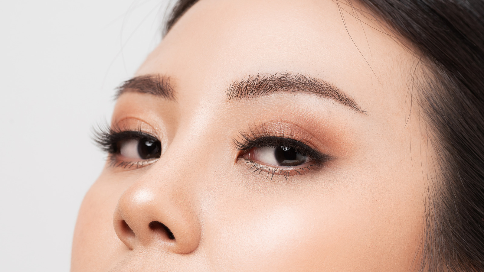 Tricks To Lengthen Your Lashes Without Using Mascara
