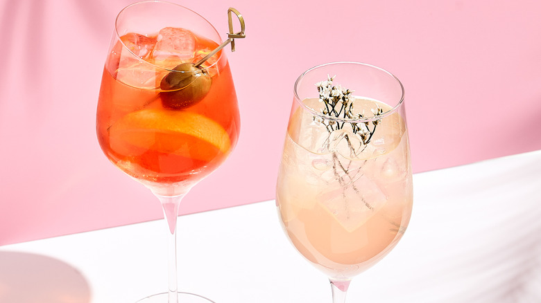 Photo of an aperol spritz cocktail