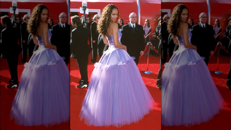Tyra Banks on the red carpet wearing a lavender Vera Wang gown at the 2000 Academy Awards.