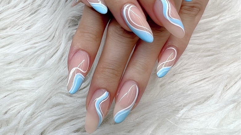 Wavy blue, white nail design