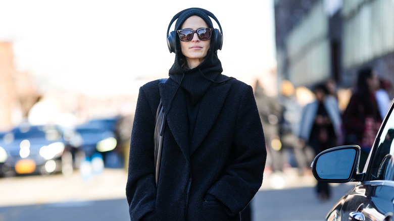 Woman walking with sunglasses and headphones