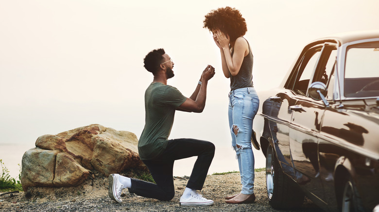 Man proposing to woman