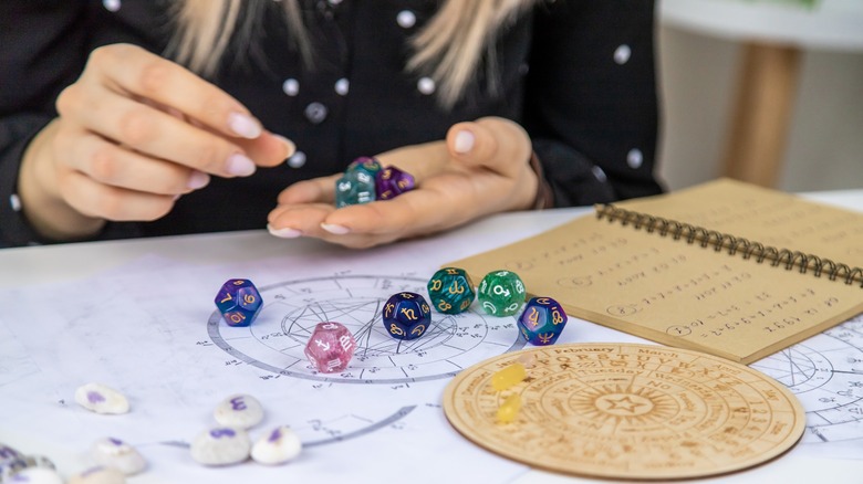 Astrologer places dice on chart