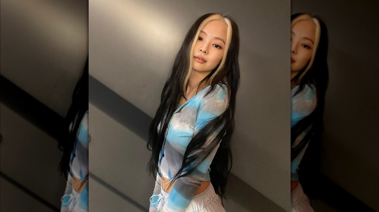 Jennie with simple skunk hairstyle in social media selfie