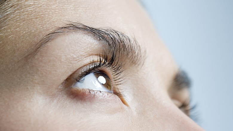 woman with thinning eyebrows