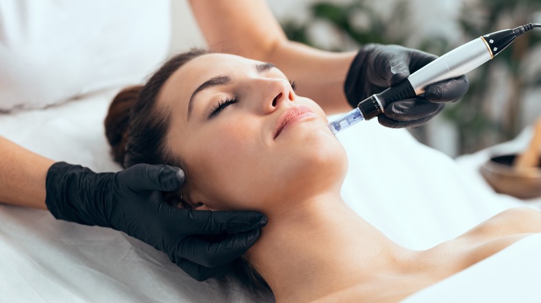 woman doing microneedling treatment