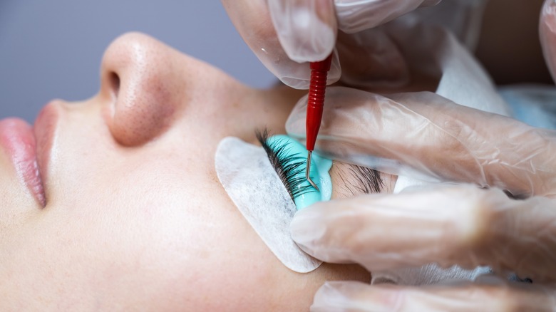 woman getting a lash lift