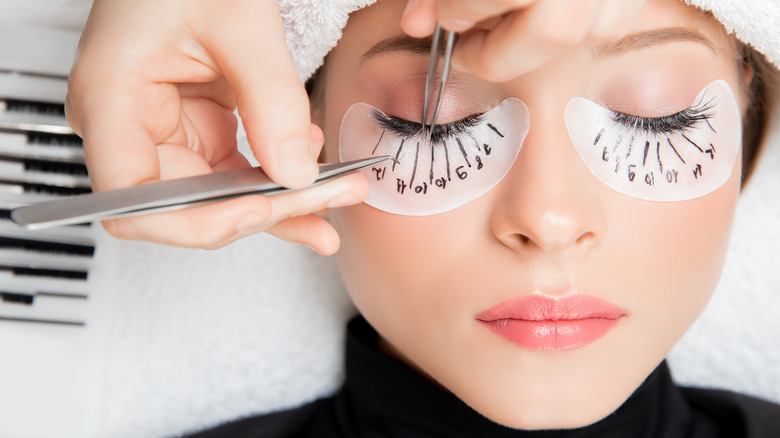 woman getting eyelash extensions