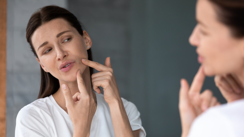 woman examining pore of Winer