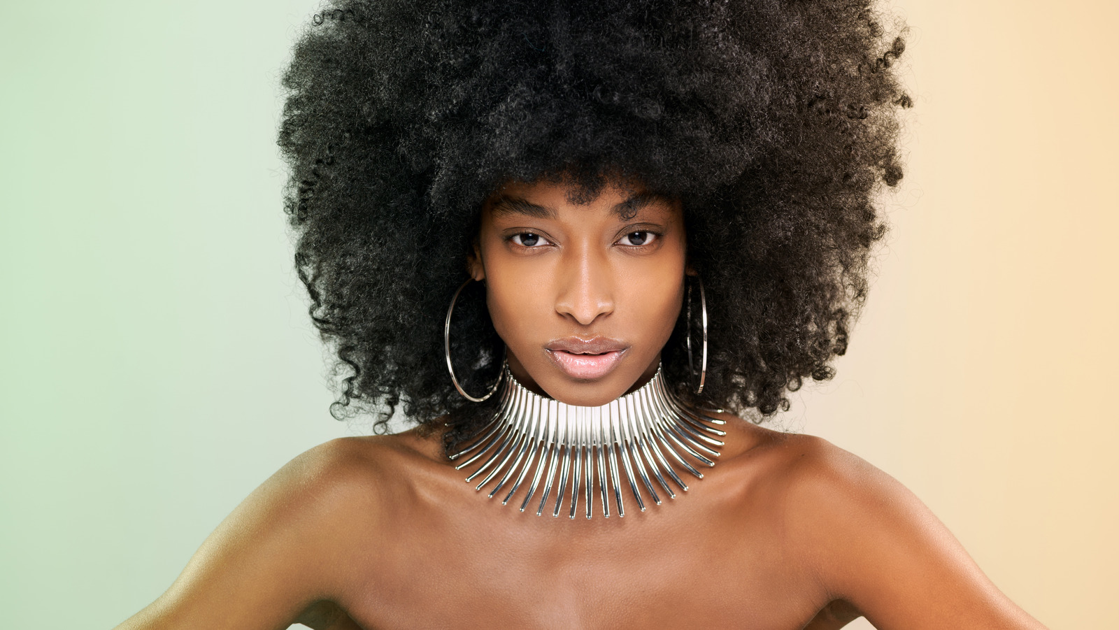 When You Should Put On Your Jewelry During Dressing