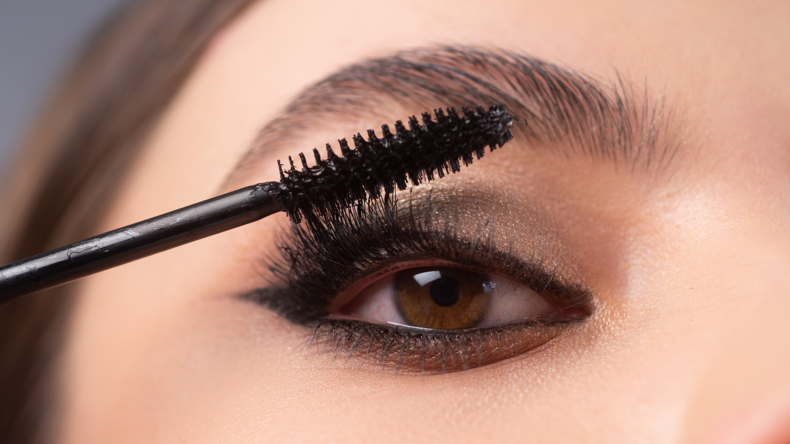 Why TikTok Wants You To Add Setting Powder To Your Mascara