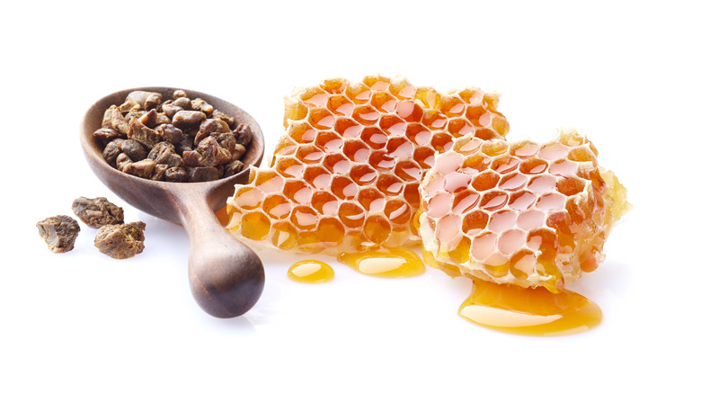 Bee propolis and honeycombs