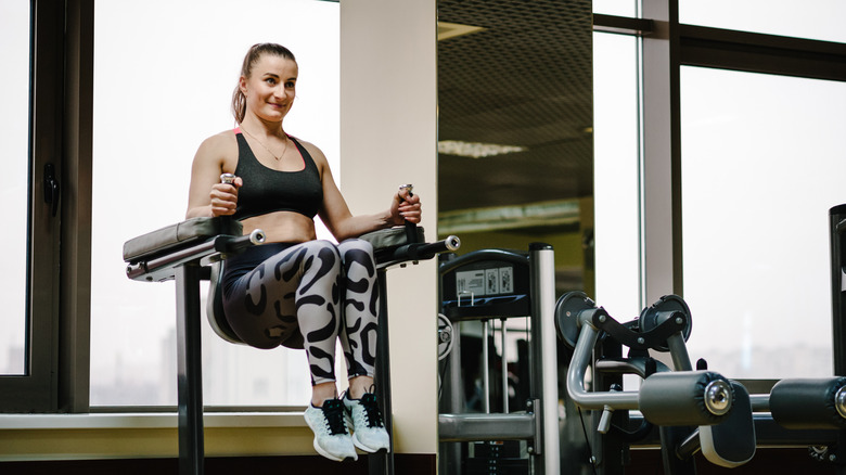 Woman doing a hanging knee raise