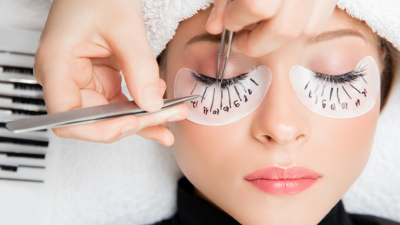 Woman getting lash extensions